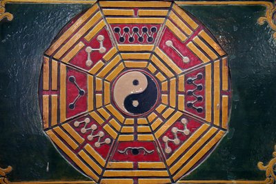 Taoistyczna pagoda Khanh Van Nam Vien. Symbol Yin Yang. Miasto Ho Chi Minh. Wietnam autorstwa Unbekannt