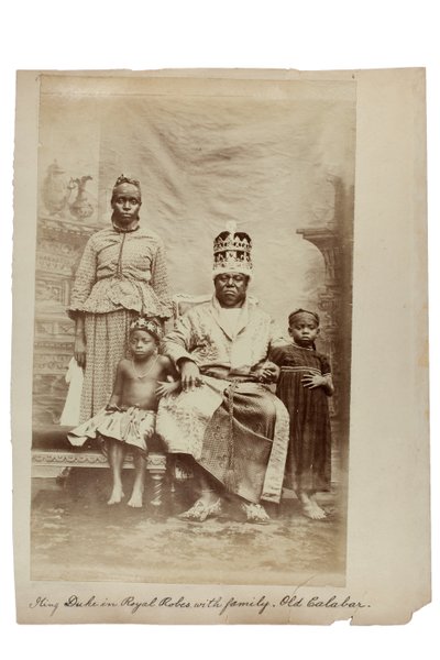 Król książę w szatach królewskich z rodziną, Stary Kalabar, Nigeria, ok. 1890 (druk albumowy) autorstwa Unbekannt