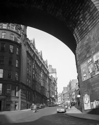 Patrząc na Dean Street z The Side, Newcastle upon Tyne, Wielka Brytania, listopad 1963 (zdjęcie czarno-białe) autorstwa Unbekannt