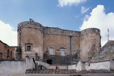 Niski kąt widzenia zamku, San Nicandro Garganico, Park Narodowy Gargano, Puglia, Włochy autorstwa Benjamin Baud