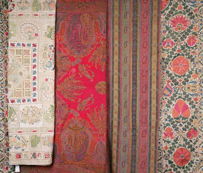 Ltor: Mihrab Susani, Uzbekistan, k. XIX w. (jedwab); Szal, Kaszmir, wykonany przez Momtaz autorstwa Unbekannt