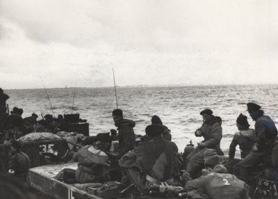 Marines z 41 (RM) Commando na pokładzie LCT (Landing Craft Tank) 532, zbliżając się do Westkapelle podczas lądowania w Walcheren, Holandia autorstwa Unbekannt