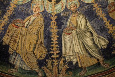 Mozaika sufitu Baptysterium Neona. Szczegół procesji dwunastu apostołów przechodzącej wokół centralnej mozaiki w dwóch kierunkach, kończącej się spotkaniem św. Piotra ze św. Pawłem. V wiek, Rawenna, Włochy. Zarejestrowany jako UNESCO World Heri autorstwa Unbekannt