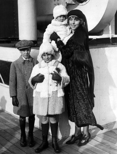 Nowy Jork (USA), grudzień 1923: Fotografie dotyczące SS Paris, pani Guinevere Sinclair Gould (wdowa po finansiście George
