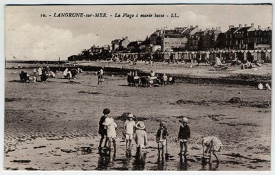 Normandia, Calvados (14), Langrune sur Mer (Langrune-sur-Mer): grupa dzieci bawiących się na plaży w mareee low Pocztówka koniec XIX – początek XX wieku autorstwa William M. Timlin