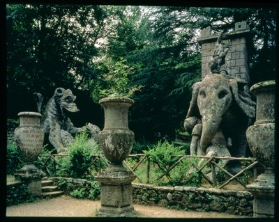 Jeden ze słoni Hannibala i smok walczący z lwem, rzeźby z ogrodów Parco dei Mostri (Park potworów) założonych w latach 1550-63 przez księcia Orsini, według projektów Giacomo Barozzi da Vignola (1507-73) (kamień) (zdjęcie) (szczegóły patrz 6 autorstwa Unbekannt