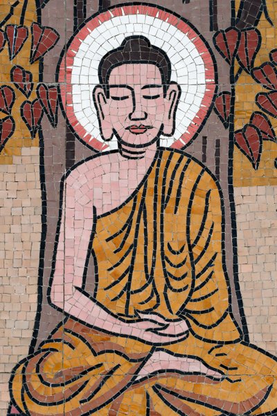 Buddyjska pagoda Ong Nui, fresk ścienny, Życie Buddy, Budda Siakjamuni siedzący w pozie medytacyjnej pod drzewem Bodhi, Quy Nhon, Wietnam, 2019 (zdjęcie) autorstwa Unbekannt