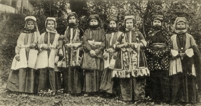 Osetini kobiety w tradycyjnych strojach Grupa mniejszości w Związku Radzieckim autorstwa Benjamin Baud