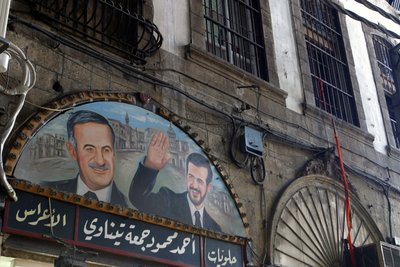 Obraz prezydenta Assada i jego syna Bassela nad sukiem w Damaszku w Syrii. autorstwa Unbekannt