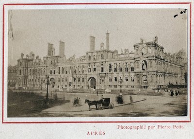 Komuna Paryska (1871): widok na Hotel de Ville w Paryżu po jego pożarze w maju 1871. Zdjęcie Pierre
