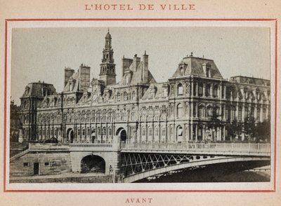 Komuna Paryska (1871): widok na Hotel de Ville w Paryżu przed pożarem w maju 1871. Zdjęcie Pierre