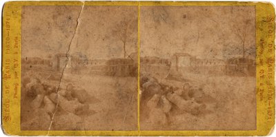 Oblężenie Paryża (1871): widok miasta podczas oblężenia miasta przez Prusaków między 20.09.1870 a 28.01.1871. Zdjęcie Q.V. Druk na kartonie Wym. 17x6,9 cm autorstwa Unbekannt