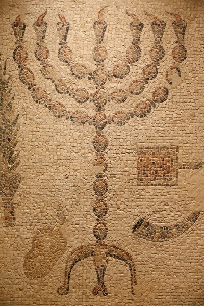 Fragment mozaikowej podłogi synagogi (replika) - oryginał : Synagoga Beth Alpha, Izrael - VI wiek n.e. - Menora - The jewish Museum Nowy Jork, Nowy Jork, Stany Zjednoczone autorstwa Unbekannt