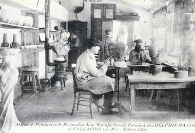 Pocztówka przedstawiająca rzemieślników przy pracy przy produkcji ceramiki artystycznej Delphin Massier w Vallauris autorstwa Benjamin Baud