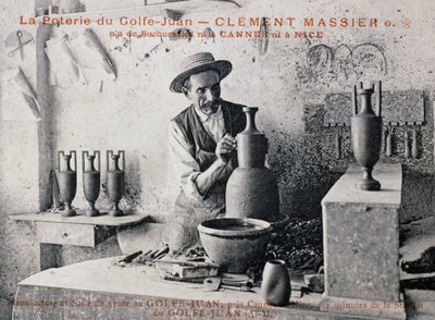 Pocztówka z Clementem Massierem (1844-1917), mistrzem garncarskim z Poterie de Golf-Juan przy pracy w swojej pracowni, Francja, XX w. autorstwa William M. Timlin
