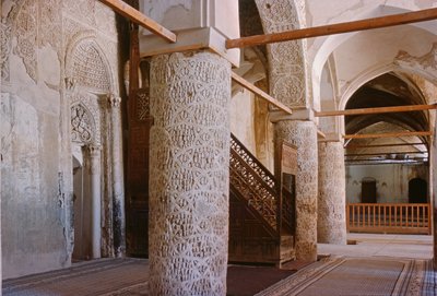 Sala Modlitewna z kolumnami i mihrabem (nisza modlitewna), prawdopodobnie z X wieku (foto) autorstwa Unbekannt