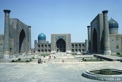 Registan, z trzema mahometańskimi kolegiami religijnymi (medresami) (zdjęcie) autorstwa Unbekannt