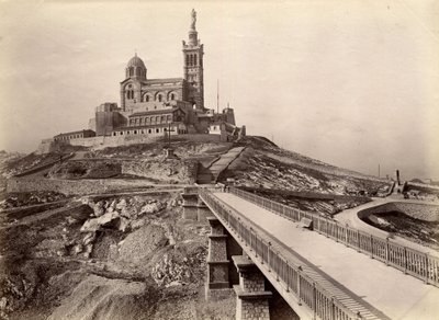 Architektura sakralna: widok zewnętrzny bazyliki Notre Dame de la Garde (Notre-Dame-de-la-Garde), zwanej także „Dobrą Matką” (1853-1864), zbudowanej według planów architekta Henry