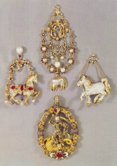 Biżuteria renesansowa z Ltor i TtoB: Odznaka zakonu runa i zwiastowania, koniec XVI w. (złoto i emalia); Wisiorek klejnot w postaci ogiera, koniec XVI wieku; Hiszpański klejnot wisiorek w postaci konia, koniec XVI wieku (g autorstwa Unbekannt