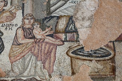 Przedstawienie nowo narodzonego Achillesa z jego pielęgniarką Anatrofą i Ambrozją, Symbolem pokarmu bogów i nieśmiertelności, przynoszącym wodę w złotym słoju - Fragment panelu przedstawiający pierwszą kąpiel Achillesa - Mozaiki Pafos, Willa Tezeusza, 5. autorstwa Unbekannt