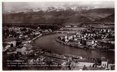 Rodan Alpy, Isere (38), Grenoble: łańcuch Alp, Isere, most Ile Verte, po lewej La Tronche, po prawej dzielnica Ile Verte - pocztówka z lat 1930-1939 autorstwa William M. Timlin