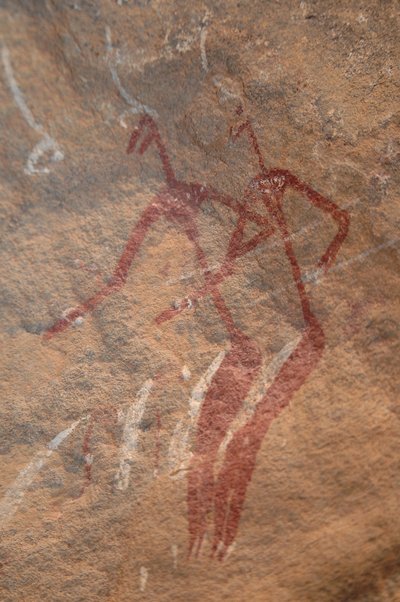 Sztuka naskalna, prehistoria: Malowidło naskalne przedstawiające dwie postacie z lonży w ozdobnym schronie w górach Uweinat w Sudanie. Okres od 8000 do 3000 lat pne. Fotografia autorstwa Unbekannt