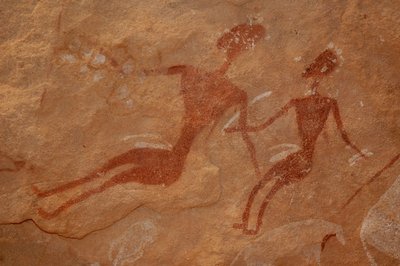 Sztuka naskalna, prehistoria: Fragment malarstwa naskalnego przedstawiającego dwie postacie w ozdobnym schronie w masywie Uweinat w Egipcie. (Okres od 8000 do 3000 lat pne). Fotografia autorstwa Unbekannt