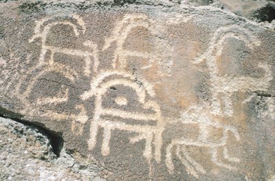 Rzeźby naskalne w dolinie Hunza, w pobliżu obszaru archeologicznego Karimabad, Pakistan autorstwa Benjamin Baud
