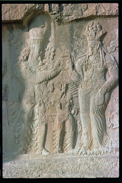 Relief naskalny przedstawiający Inwestyturę Narasha, Sassanian (wapień) autorstwa Unbekannt