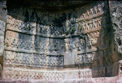 Relief naskalny przedstawiający króla Sassania Szapura I (241-72) kawalerię perską i dopływy, III w. (kamień) autorstwa Unbekannt