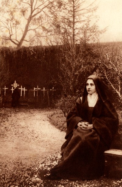Św. Teresa od Dzieciątka Jezus medytowała w ogrodach klasztoru Lisieux. 1948 (zdjęcie) autorstwa Unbekannter Künstler