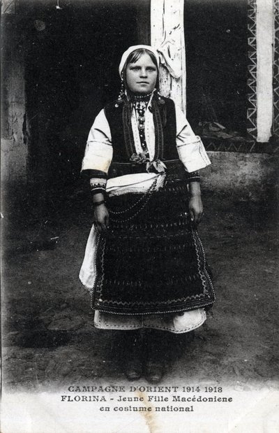 Serbia, Florina: Portret dziewczynki z Macedonii w stroju narodowym – pocztówka 1914-1918 autorstwa William M. Timlin