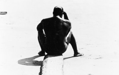 Siedzący mężczyzna bez koszuli na Coney Island, bez tytułu 32, ok. 1953-64 (zdjęcie czarno-białe) autorstwa Unbekannter Künstler