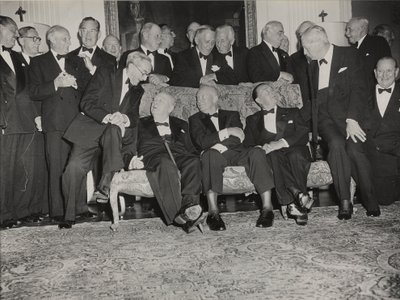 Sir Winston Churchill i Dwight D. Eisenhower podczas kolacji w Winfield House, domu ambasadora USA w Londynie autorstwa Unbekannter Künstler