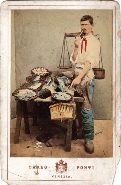 Małe metiers: portret handlarza rybami, blisko jego całkowitego ładunku ryb, Wenecja. XIX wiek Druk na tekturze Wym. 11x16,5 cm autorstwa Unbekannt