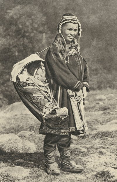 Szwecja. Lapońska kobieta niosąca dziecko w kołysce ze skóry renifera. 1920 autorstwa Unbekannt