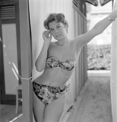 BUTY AKTORKI PINA NA PLAŻY LIDO W WENECJI - 1957 autorstwa Unbekannt