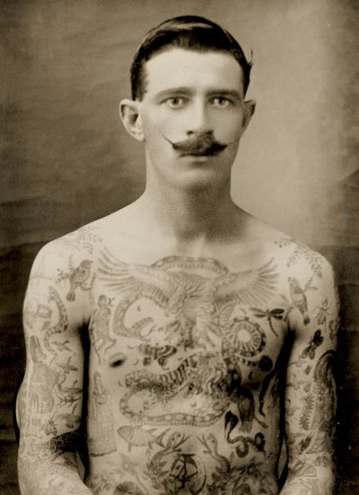 Wytatuowany brytyjski marynarz podczas Wielkiej Wojny 1914-18 (widok z przodu) (zdjęcie czarno-białe) (patrz także 473189) autorstwa Unbekannter Künstler