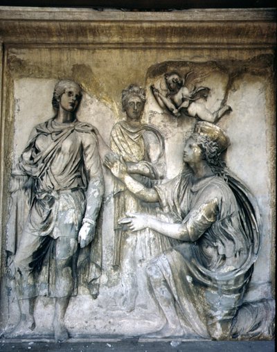 Fasada tylna, fragment antycznej reliefowej dekoracji (niektóre fragmenty z Ara Pacis Augusta) przedstawiająca boginię w koronie i młodzieńca (kamień) autorstwa Unbekannt