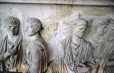 Fasada tylna, fragment antycznej dekoracji reliefowej (niektóre fragmenty z Ara Pacis Augusta) przedstawiająca grupę obywateli rzymskich (kamień) autorstwa Unbekannt