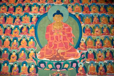 buddyzm tybetański; malowanie ścian; medytujący Budda; wielu małych Buddów; Klasztor Chemre Gompa; Chemrey; region Ladakhu; Dżammu i Kaszmir; Indie; Południowa Azja; Azja autorstwa Unbekannt