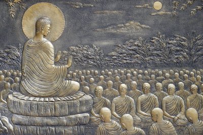 Buddyjska świątynia Tinh Xa Ngoc Chau, Życie Buddy, Siddhartha Gautama, Budda z uczniami, nauczanie, Budda wezwał Swoich pierwszych sześćdziesięciu uczniów Arahant, aby wyruszyli w różnych kierunkach, aby głosić Doktrynę,   Chau Doc, Wietnam, 2018 (pho autorstwa Unbekannt