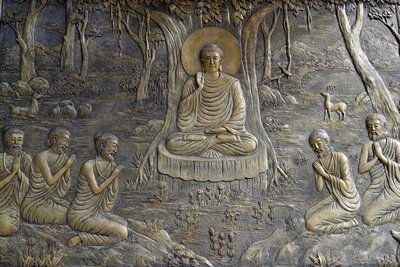 Buddyjska świątynia Tinh Xa Ngoc Chau, Życie Buddy, Siddhartha Gautama, Budda wygłosił swoje pierwsze kazanie do pięciu mnichów w Deer Park w Varanasi, Chau Doc, Wietnam, 2018 (zdjęcie) autorstwa Unbekannt