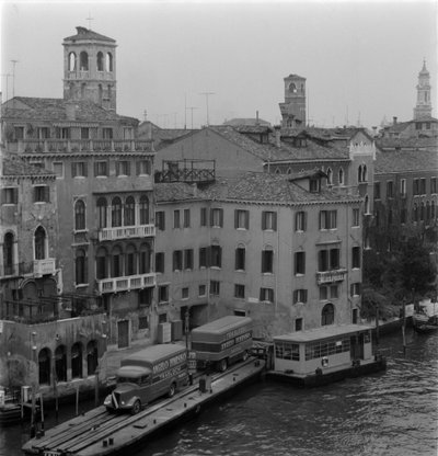 Ciężarówki na Canale Grande w Wenecji 1960 autorstwa Unbekannt