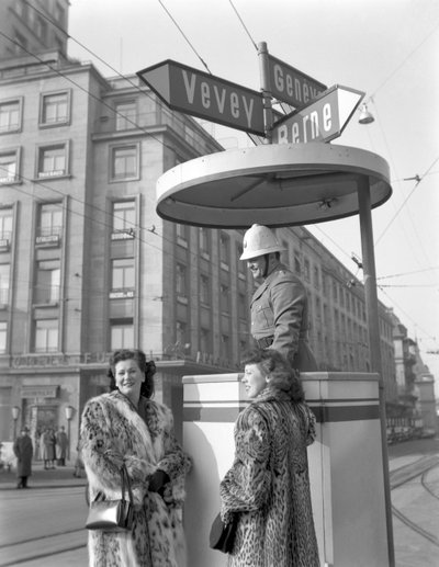 Dwie młode Amerykanki rozmawiające z policjantem w Lozannie, 4 stycznia 1949: Z policjantem autorstwa Unbekannt