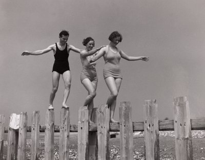 Dwie kobiety i mężczyzna idący ostrogą, ok. 1930 autorstwa Unbekannt