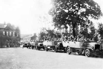 Wielka Brytania : Linia Charabancs w centrum miasta. Poynton, Cheshire, ok. 1925 autorstwa Unbekannt