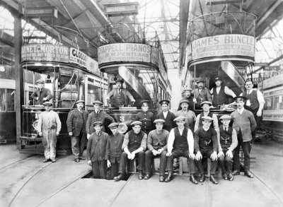 Wielka Brytania: Tramwaje i załogi w zajezdni tramwajowej na Oswald Road. Kircaldy, ok. 1910 r autorstwa Unbekannt