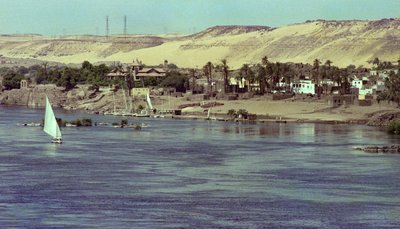 Widok na Nil z łodzią Faluka, Egipt, ok. 1979 r. (zdjęcie) autorstwa Unbekannter Künstler