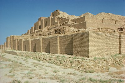 Widok z południa na Ziggurat, zbudowany przez elamickiego króla Untasha-Gala (ok. 1265-46 pne) (zdjęcie) autorstwa Unbekannt